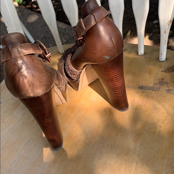 Heels in Brown Golden color size 8.5 - Picture 4 of 5